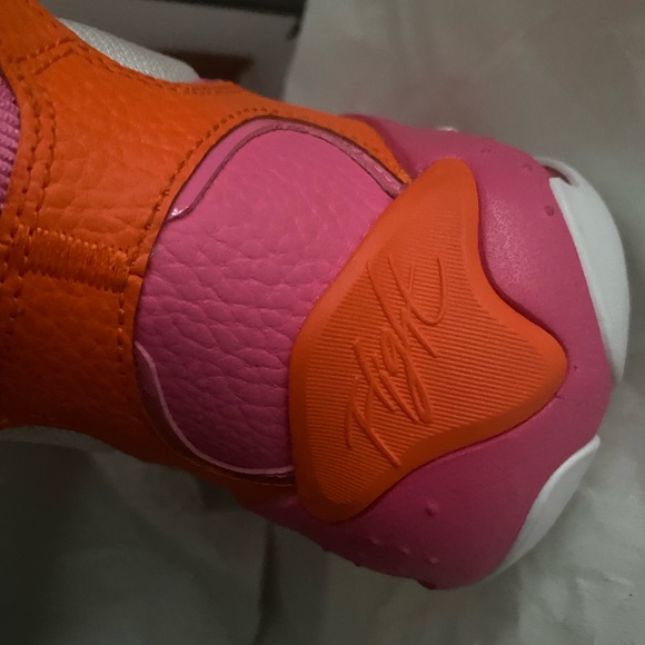 Jordan ladies 7.5 y6.5 and youth 5.5 ladies 7 left only in box chic casual. - Picture 3 of 6